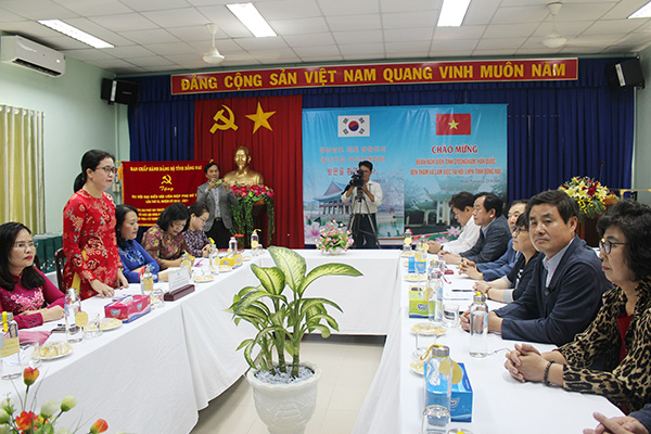 Chủ tịch Hội LHPN tỉnh Lê Thị Ngọc Loan trao đổi với đoàn