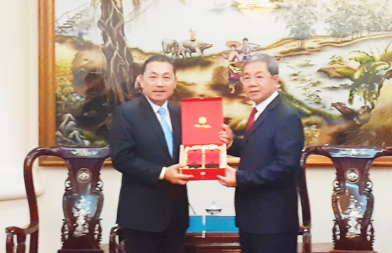 Phó chủ tịch UBND tỉnh Nguyễn Quốc Hùng tặng quà lưu niệm cho Thị trưởng TP.tân Bắc Hầu Hữu Nghi