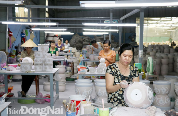 Công nhân sản xuất các sản phẩm gốm mỹ nghệ tại một doanh nghiệp hoạt động trong Cụm công nghiệp gốm sứ Tân Hạnh (TP.Biên Hòa). Ảnh: P.Tùng