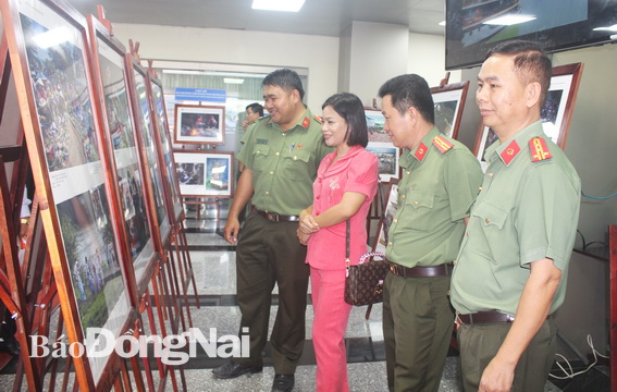 Các đại biểu xem triển lãm Ảnh và phim phóng sự - tài liệu trong cộng đồng ASEAN