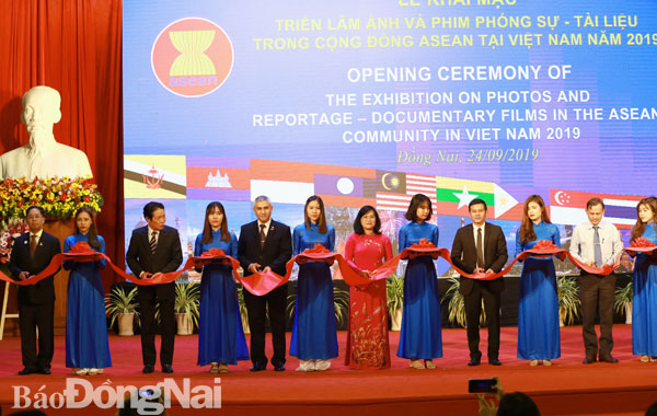 Các đại biểu các băng khai mạc triển lãm Ảnh và phim phóng sự - tài liệu trong cộng đồng ASEAN. Ảnh: Huy Anh
