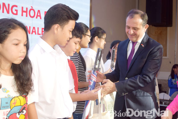 Ngài  Vincent Floreani, Tổng lãnh sự Cộng hòa Pháp tại TP.Hồ Chí Minh tặng quà cho học sinh đang theo học tiếng Pháp tại Đồng Nai nhân lễ kỷ niệm 320 năm Quốc khánh Cộng hòa Pháp. Ảnh: H.Dung