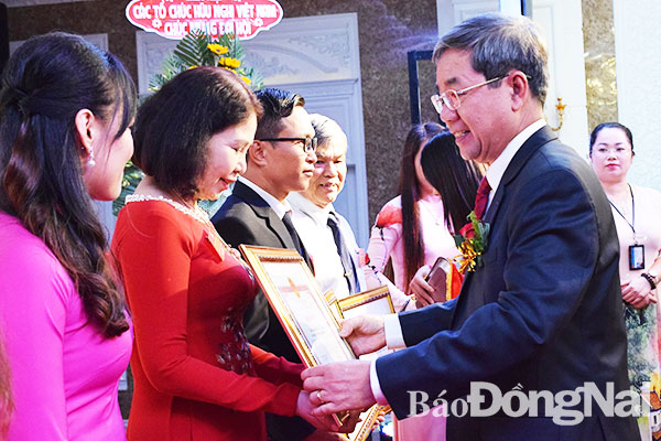 Phó chủ tịch UBND tỉnh Nguyễn Quốc Hùng trao bằng khen của UBND tỉnh cho các tập thể và cá nhân.