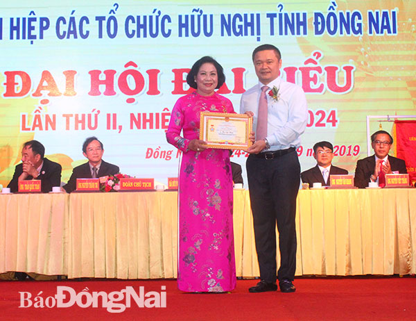 Phó chủ tịch Liên hiệp các tổ chức hữu nghị Việt Nam Bạch Ngọc Chiến tặng kỷ niệm chương của Liên hiệp các tổ chức hữu nghị Việt Nam cho bà Bùi Ngọc Thanh, Chủ tịch Liên hiệp khóa I
