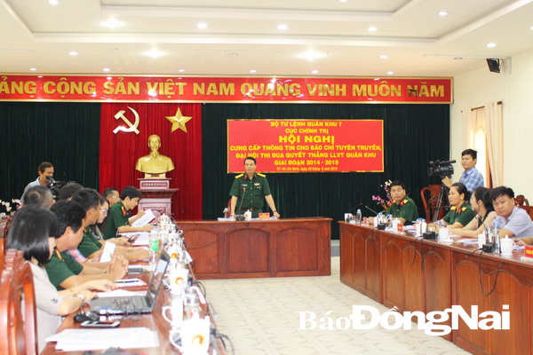 Phó chủ nhiệm Chính trị Quân khu 7, Đại tá Nguyễn Công Anh phát biểu tại hội nghị