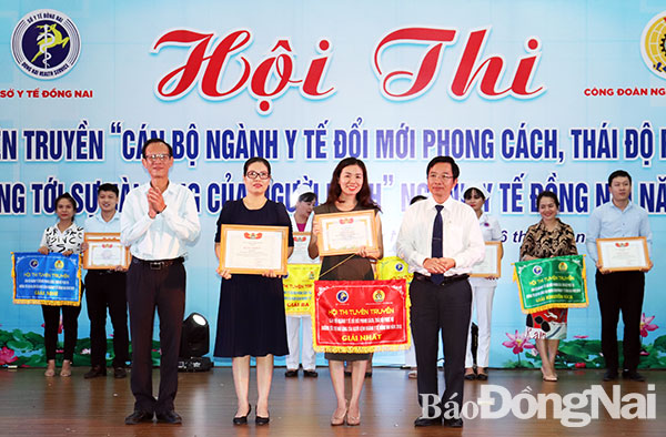 Phó chủ tịch Liên đoàn Lao động tỉnh Nông Văn Dũng và Phó giám đốc Sở Y tế Lê Quang Trung tặng giải nhất cho Bệnh viện đa khoa Đồng Nai