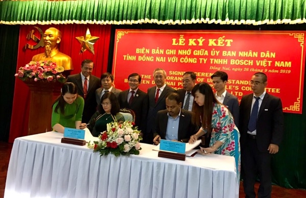 Phó chủ tịch UBND tỉnh Nguyễn Hòa Hiệp ký kết với ông Mallikarjuna Guru, Tổng giám đốc Công ty TNHH Bosch Việt Nam.