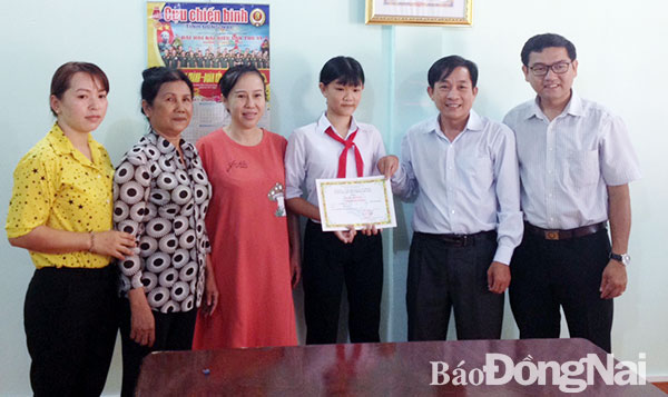  Võ Thị Trà My (học sinh lớp 6, Trường THCS Thừa Đức, huyện Cẩm Mỹ) được nhận học bổng do Quỹ Bảo trợ trẻ em tỉnh trao tặng. Ảnh: Hoàng Nhung