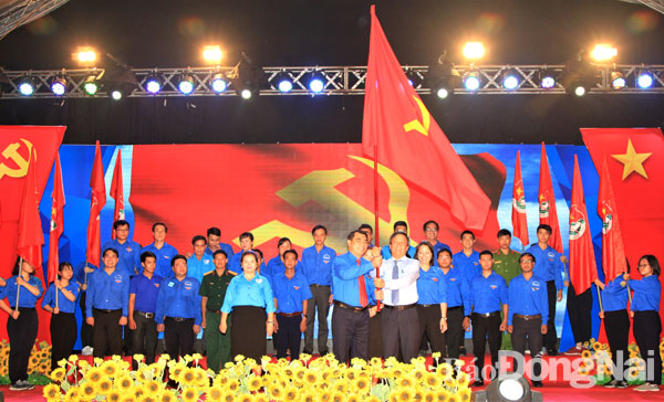 Phó bí thư thường trực Tỉnh ủy Hồ Thanh Sơn trao cờ phát động đợt hoạt động chào mừng kỷ niệm 90 năm Ngày thành lập Đảng Cộng sản Việt Nam (3-2-1930 – 3-2-2020) với chủ đề Tuổi trẻ Đồng Nai sắt son niềm tin với Đảng của Tỉnh đoàn Đồng Nai