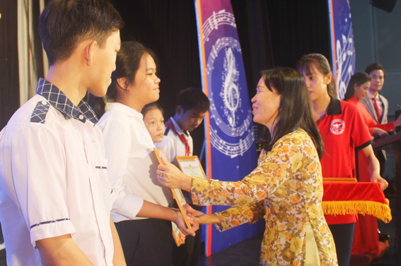 Phó chủ tịch Hội Khuyến học tỉnh Lê Thị Mỹ Phượng trao giấy khen cho các học sinh có thành tích giỏi, xuất sắc năm học 2018-2019