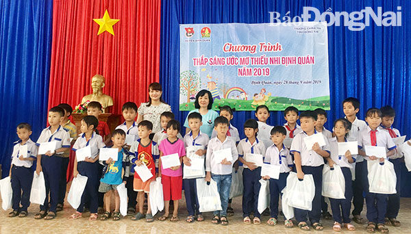 Hiệu trưởng trường chính trị Đồng Nai Lê Thị Cát Hoa trao học bổng cho học sinh