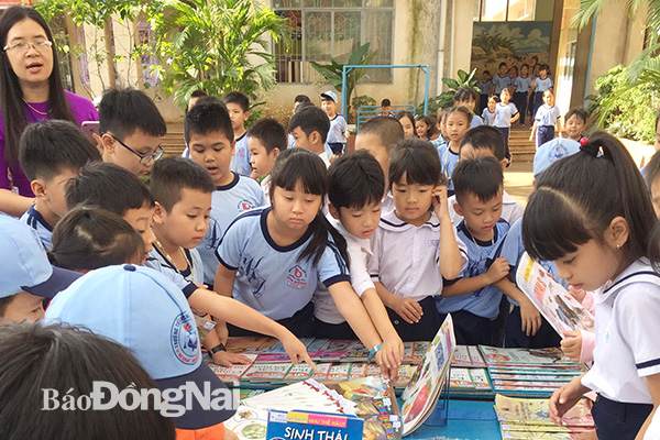 Học sinh Trường tiểu học Kim Đồng (phường Xuân An, TP.Long Khánh) tham gia sinh hoạt ngoại khóa đọc sách tại trường