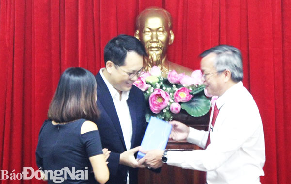 Chủ tịch UBND tỉnh Cao Tiến Dũng tặng quà lưu niệm cho ông Zhiyu Jerry Chen, Điều phối viên khu vực đô thị thuộc Ngân hàng Thế giới