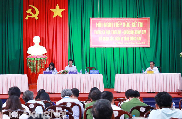 Các đại biểu Quốc hội tỉnh Đồng Nai đơn vị số 1 tiếp xúc cử tri huyện Long Thành sáng 30-9