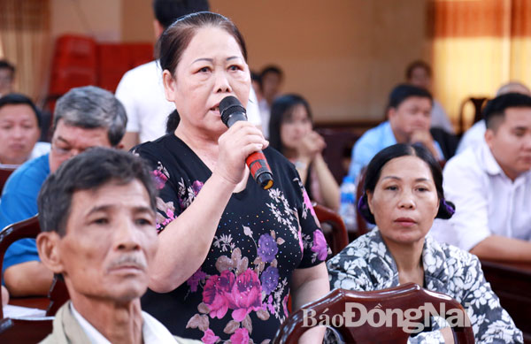 Cử tri huyện Long Thành phát biểu ý kiến tại buổi tiếp xúc