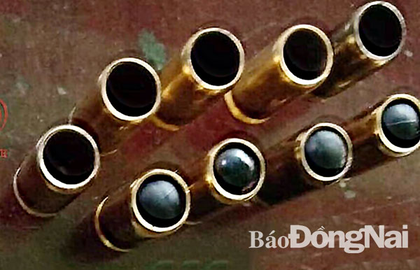 Một số đầu đạn và viên đạn cao su được thu giữ tại quán karaoke T.B. (huyện Long Thành) Ảnh: L.T