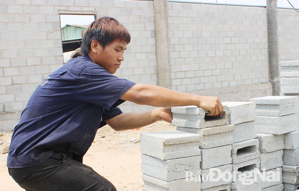Một doanh nghiệp  tại huyện Nhơn Trạch xây dựng nhà xưởng bằng gạch không nung