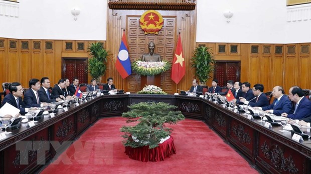 Thủ tướng Nguyễn Xuân Phúc hội đàm với Thủ tướng Lào Thongloun Sisoulith. (Ảnh: Thống Nhất/TTXVN)
