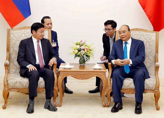 Thủ tướng Nguyễn Xuân Phúc hội đàm hẹp với Thủ tướng CHDCND Lào Thongloun Sisoulith. (Ảnh: Thống Nhất/TTXVN)