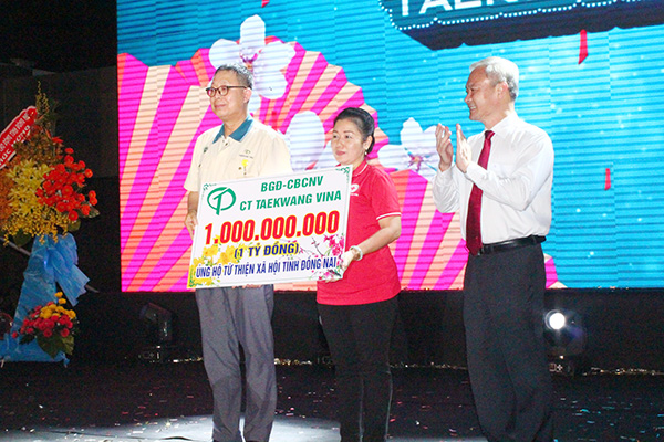 Ông Nam Jung Dae, Tổng giám đốc Công ty cổ phần Taekwang Vina Industrial (Khu công nghiệp Biên Hòa 2) trao tặng số tiền 1 tỷ đồng ủng hộ Quỹ Từ thiện xã hội tỉnh Đồng Nai dịp Tết Nguyên đán 2019