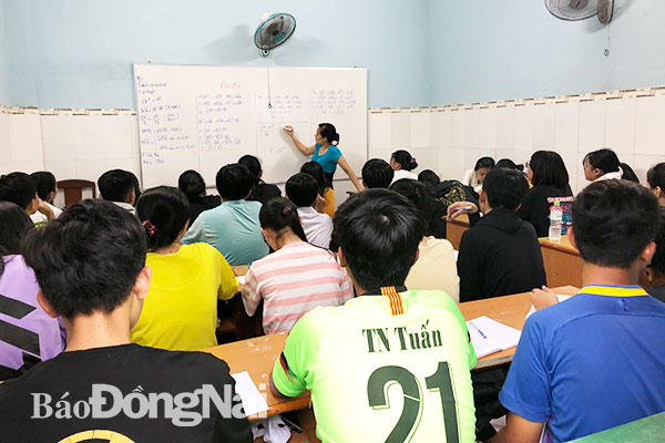 Một giáo viên bậc THCS ở TP.Biên Hòa tham gia dạy thêm tại một cơ sở dạy thêm do giáo viên về hưu đứng ra xin giấy phép tổ chức. Ảnh: C.NGHĨA