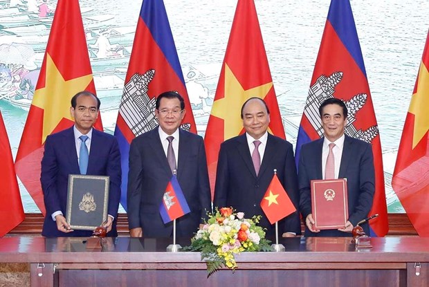 Thủ tướng Chính phủ Nguyễn Xuân Phúc và Thủ tướng Vương quốc Campuchia Samdech Akka Moha Sena Padei Techo Hun Sen chứng kiến lễ ký Hiệp định viện trợ triển khai dự án Nhà làm việc của Ban thư ký Quốc hội Campuchia và Biên bản ghi nhớ giữa Bộ Tài chính Việt Nam và Bộ Tài chính Campuchia về hợp tác hỗ trợ lẫn nhau trong lĩnh vực hải quan. (Ảnh: Thống Nhất/TTXVN)