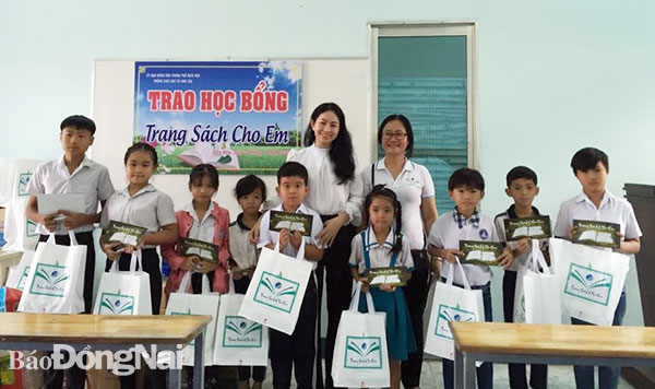 Các em học sinh ở lớp học tình thương phường Hố Nai vui mừng khi được lãnh đạo Phòng GD-ĐT TP.Biên Hòa và mạnh thường quân trao quà