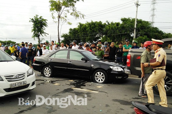 Chiếc xe ô tô bị nhóm người Lương gọi đến chặn lại giữa đường.