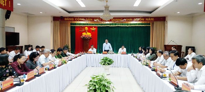 Phó chủ tịch UBND tỉnh Võ Văn Chánh phát biểu chỉ đạo tại cuộc họp. Ảnh: H.Giang