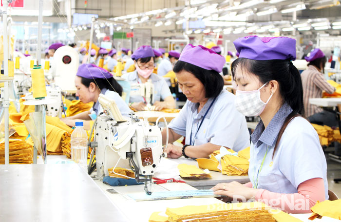 9 tháng của năm 2019, thu hút đầu tư nước ngoài đạt 1,42 tỉ USD, vượt 42% so với kế hoạch năm. Trong ảnh: Sản xuất tại Công ty TNHH may mặc Unitech Sweethearts Việt Nam (KCN Nhơn Trạch 1). Ảnh: Hoàng Lộc