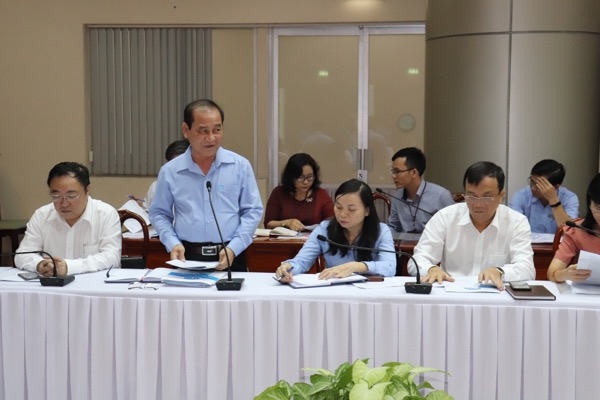 Ông Phạm Minh Thành, Giám đốc Bảo hiểm xã hội tỉnh phát biểu tại hội nghị ngày 8-19