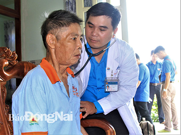Bác sĩ Nguyễn Tất Trung, Phó chủ tịch Hội Thầy thuốc trẻ tỉnh khám bệnh tại nhà cho người có công tại huyện Xuân Lộc. Ảnh: V.Truyên
