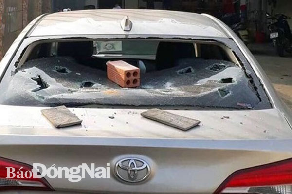 Chiếc xe ô tô đậu trước quán karaoke T.B. (thị trấn Long Thành, huyện Long Thành) bị nhóm của Đinh Thanh Sơn đập phá
