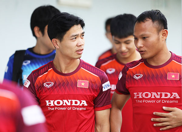 Công Phượng  trở về Việt Nam từ CLB Sint-Truidense và tập luyện với đồng đội trong bối cảnh trận gặp Malaysia đang tới rất gần