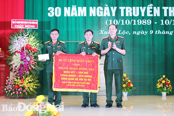 Thiếu tướng Nguyễn Văn Nam, Phó tư lệnh Quân khu 7 tặng hoa và bức trướng cho Trung đoàn