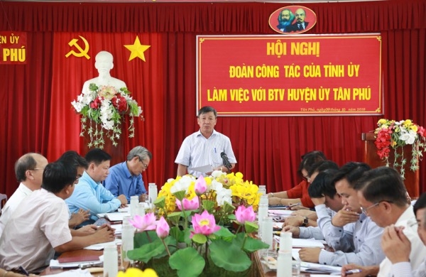 Đồng chí Phó bí thư thường trực Tỉnh ủy Hồ Thanh Sơn phát biểu chỉ đạo tại buổi làm việc