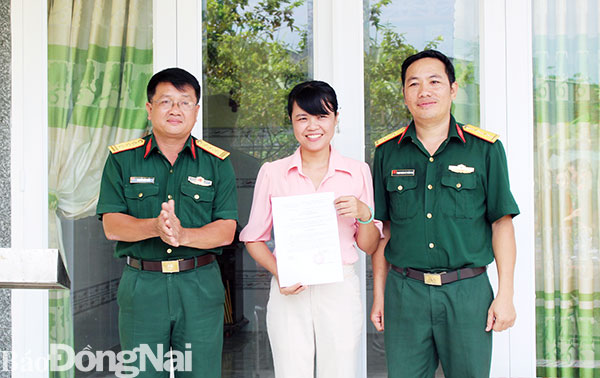 Đại diện Bộ Chỉ huy quân sự tỉnh trao quyết định tặng nhà đồng đội cho gia đình Trung úy Phạm Hoàng Lê Thành Lợi