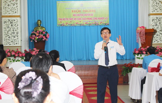 TS, Nguyễn Thanh Tùng trao đổi tại hội nghị