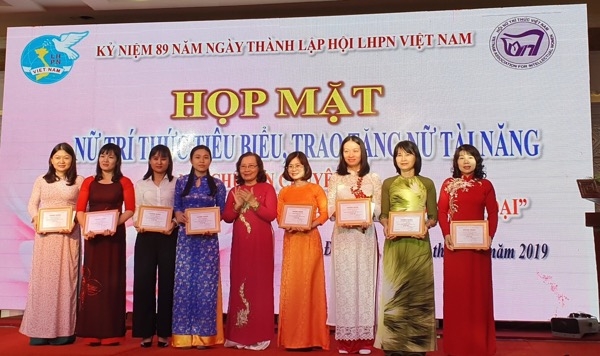 Chủ tịch Hội Nữ trí thức tỉnh, TS. Nguyễn Thị Thu Lan trao giải Phụ nữ tài năng