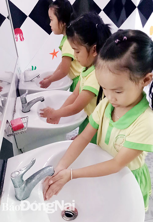 Trẻ em rửa tay ở trường mầm non để phòng ngừa bệnh