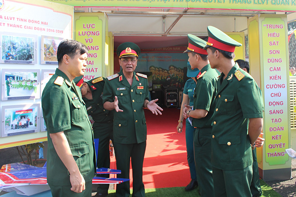 Thiếu tướng Nguyễn Minh Hoàng thăm trại Đồng Nai tại Đại hội