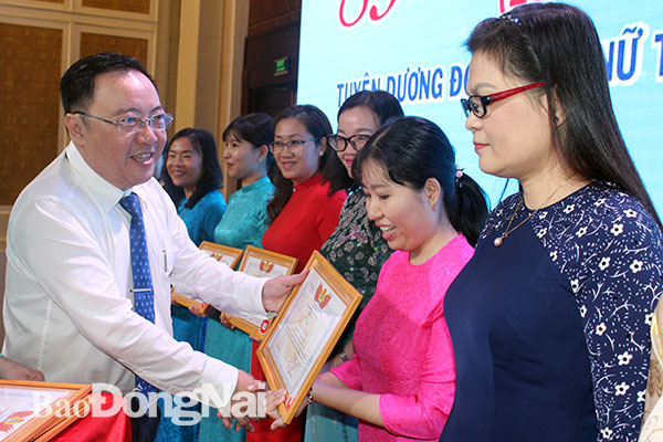 Giám đốc Sở Y tế Đồng Nai Phan Huy Anh Vũ khen thưởng đoàn viên nữ tiêu biểu