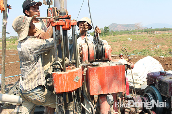 Khoan giếng khai thác nước ngầm phục vụ sản xuất nông nghiệp tại xã Xuân Đông (huyện Cẩm Mỹ). Ảnh: P.Tùng
