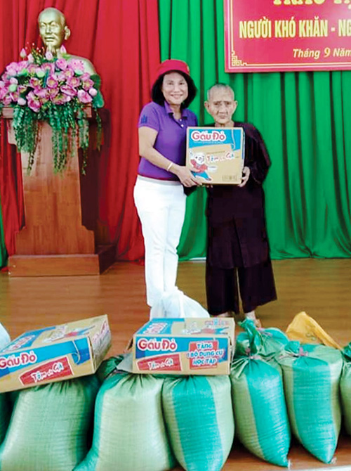 Bà Nguyễn Thị Minh tặng quà cho người già neo đơn tại phường An Bình (TP.Biên Hòa). Ảnh: L.Mai
