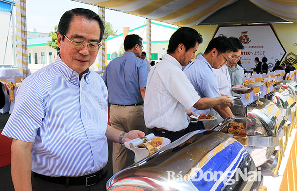 Khách hàng là doanh nghiệp Nhật Bản thử sản phẩm thịt gà chế biến của Công ty TNHH Koyu & Unitek.