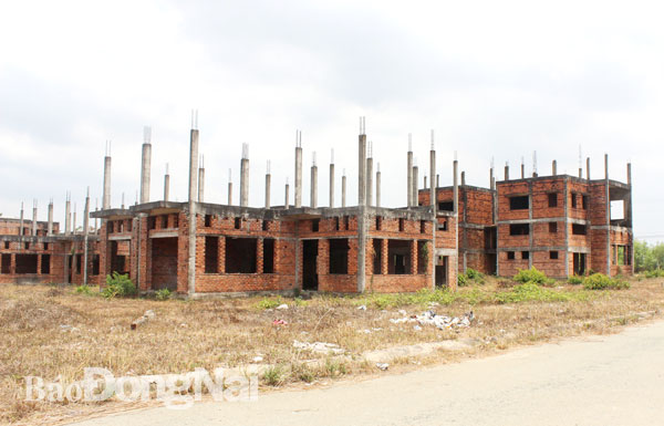 Khu dân cư Phước An (xã Phước An, huyện Nhơn Trạch) xây dựng dở dang rồi bỏ đó hơn 10 năm