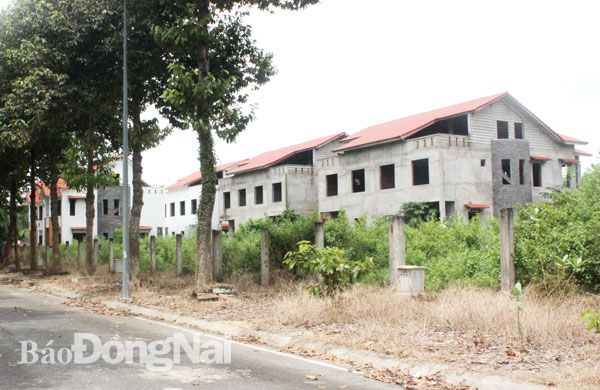 Dự án khu biệt thự ngay trung tâm hành chính huyện Nhơn Trạch bỏ hoang gần 10 năm nay. Ảnh: H.GIANG
