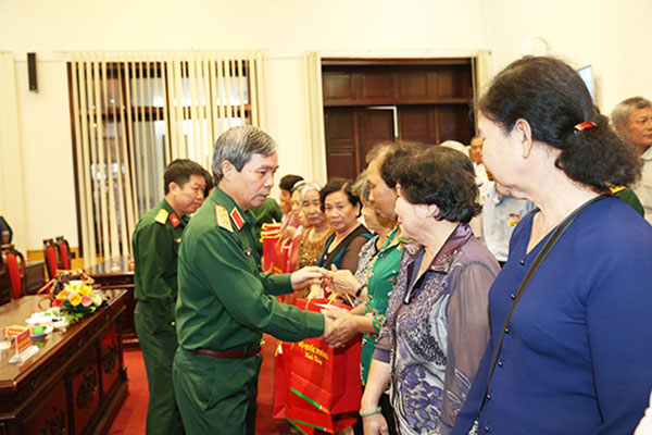 Trung tướng Đỗ Căn, Phó chủ nhiệm Tổng cục Chính trị Quân đội nhân dân Việt Nam, trao quà của Bộ Quốc phòng tặng các đại biểu