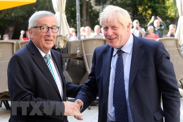 Chủ tịch Ủy ban châu Âu Jean-Claude Juncker (trái) và Thủ tướng Anh Boris Johnson (phải) tại cuộc gặp ở Luxembourg ngày 16/9. (Ảnh: AFP/TTXVN)