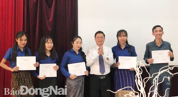 TS.Nguyễn Văn Thanh trao giấy chứng nhận hoàn thành chương trình đào tạo tiếngViệt cho các sinh viên Lào và Campuchia